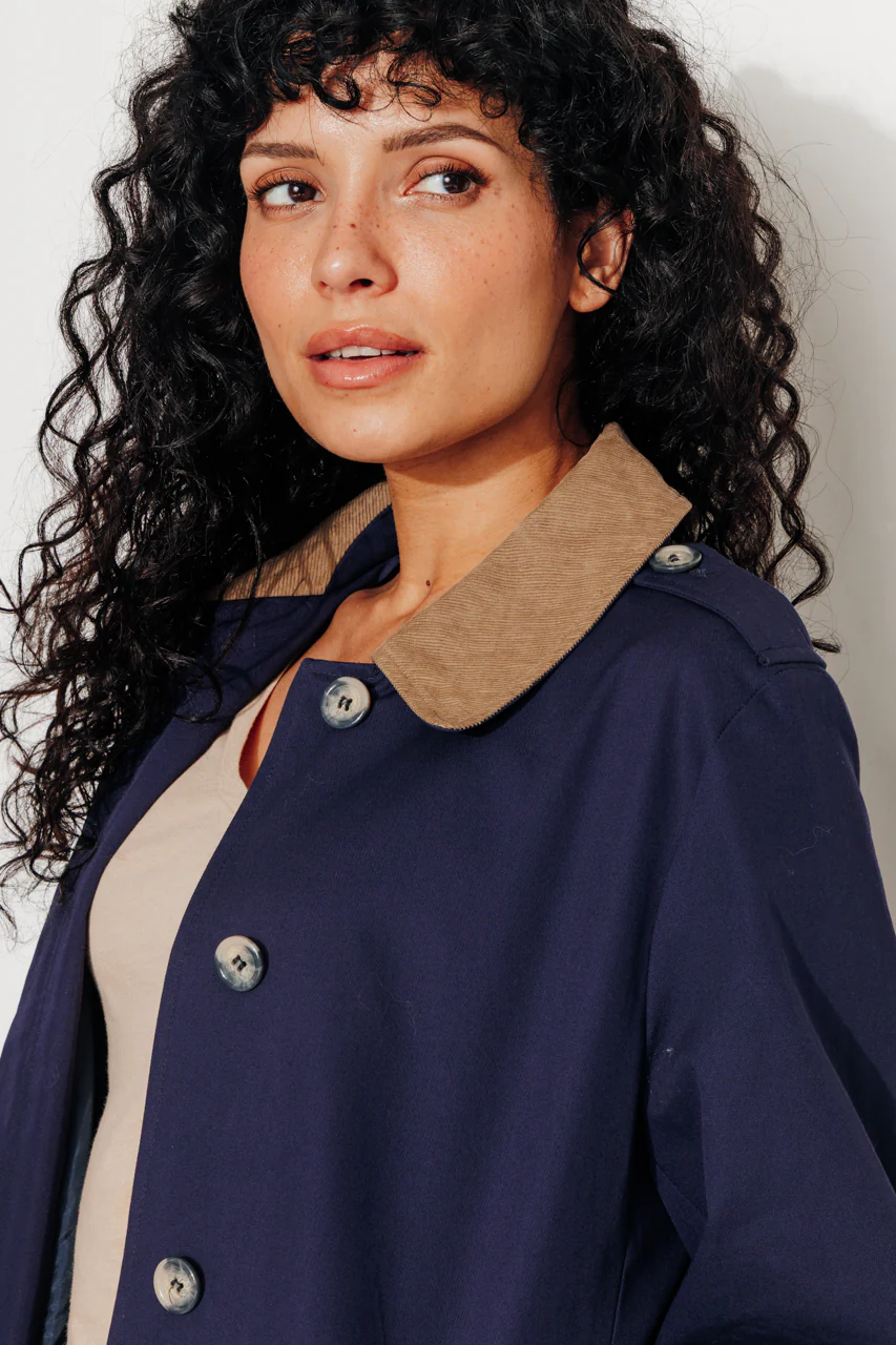MAROCA - Trench long 100% coton déperlant et velours marine - Image 3